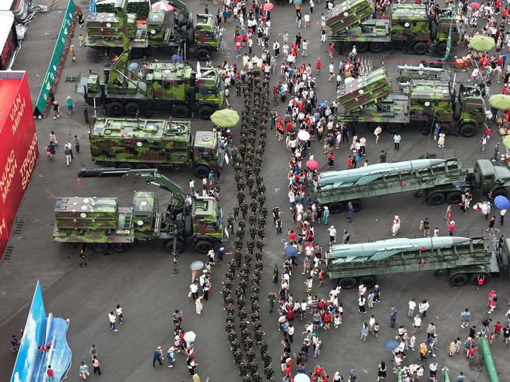 Mỗi ngày, Triển lãm Thành tựu đất nước “80 năm Hành trình Độc lập - Tự do - Hạnh phúc” tại VEC đón hàng trăm ngàn lượt khách đổ về. Không gian triển lãm cả trong nhà và ngoài trời, với tổng diện tích gần 260.000m2 được thiết kế hiện đại, tiện ích đa dạng khiến du khách không khỏi choáng ngợp, thích thú.