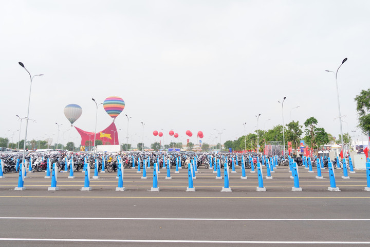 “Mình đi xe điện tới, vừa được sạc free vừa có nhân viên chỉ dẫn tận tình. Dù trên đường có hơi tắc một chút nhưng đến nơi mọi thứ rất thuận tiện nên mọi cảm giác mệt mỏi đều tan biến. Cả nhà ngay lập tức khởi động hành trình khám phá đã lên lịch từ trước”, anh Quang Minh (38 tuổi, Hà Nội) hào hứng chia sẻ.