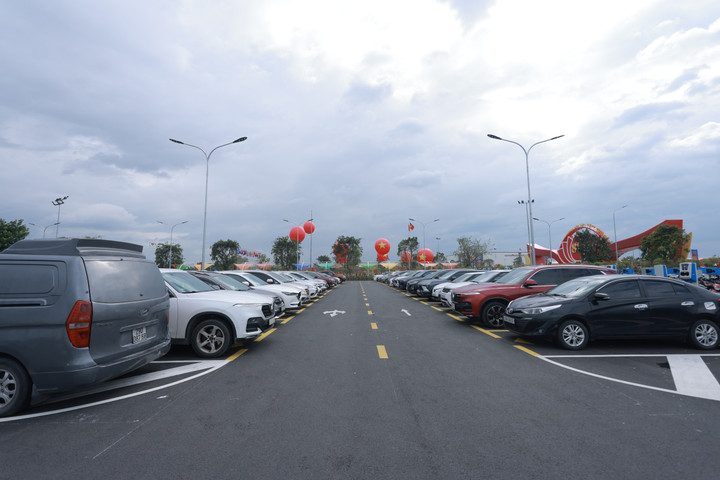 Với nhiều du khách, ấn tượng đầu tiên tại VEC chính là bãi đỗ xe được phân thành 5 khu khoa học, tổng diện tích 18ha, quy mô 10.000 chỗ. Khách đi xe điện còn được sạc pin miễn phí ngay tại bãi.