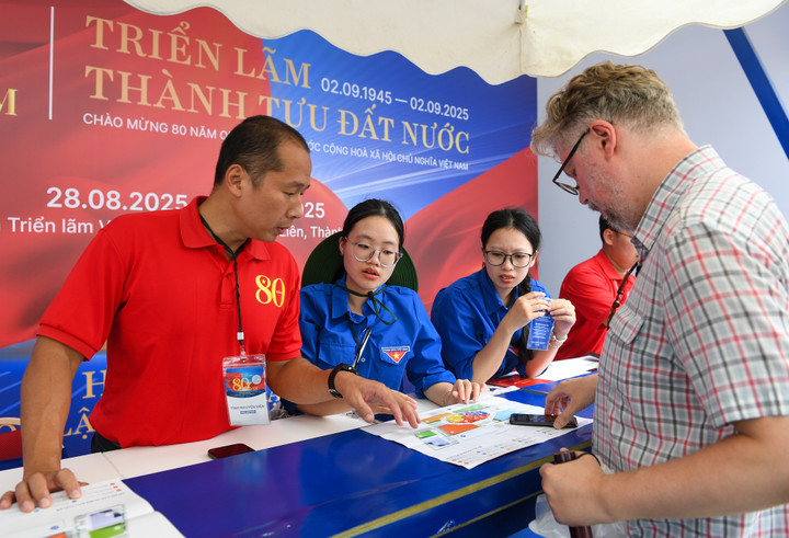 Để giúp du khách di chuyển dễ dàng tới các không gian triển lãm ngoài trời, Ban tổ chức còn sắp xếp 2 tuyến xe điện nội khu miễn phí, sẵn sàng đưa du khách di chuyển từ bãi đỗ xe - nơi du khách dừng chân đầu tiên đến hệ thống các sảnh của Nhà triển lãm Kim Quy cũng như các sân triển lãm ngoài trời. Nhờ vậy, du khách không chỉ tiết kiệm được thời gian di chuyển, trải nghiệm được hết nội dung của Triển lãm mà còn có thêm cơ hội khám phá trọn vẹn VEC - công trình biểu tượng phát triển mới của đất nước.