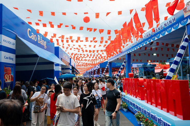 Dịch vụ ăn uống cũng là một phần trải nghiệm không thể bỏ lỡ tại VEC. Trong nhà, tầng 2 của sảnh chính là 4 khu ẩm thực “chill” mát lạnh, hội tụ nhiều thương hiệu quen thuộc để khách vừa nghỉ chân vừa nạp năng lượng. Ngay tầng 1 nhà A Nhà triển lãm Kim Quy hay ngay tại chính gian hàng của các địa phương cũng giới thiệu tới du khách các sản vật OCOP đặc trưng 3 miền.