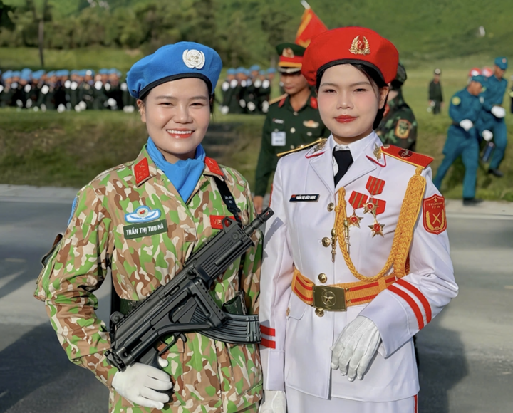 Chị em Thượng uý Trần Thị Thu Hà và Thiếu uý Trần Thị Bích Ngọc.