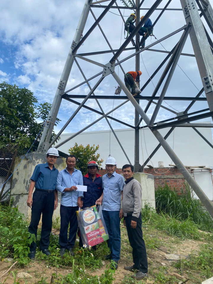 Chủ tịch Công đoàn Lê Xuân Thái (bên trái) và Phó Tổng Giám đốc Đào Hòa Bình thăm công trường thi công xuyên lễ tại Lâm Đồng