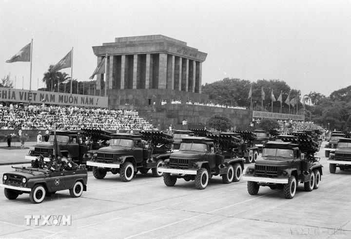 Cuộc duyệt binh ngày Quốc khánh 2/9/1985 là một trong những cuộc duyệt binh có quy mô lớn nhất lịch sử Việt Nam. (Ảnh: TTXVN)
