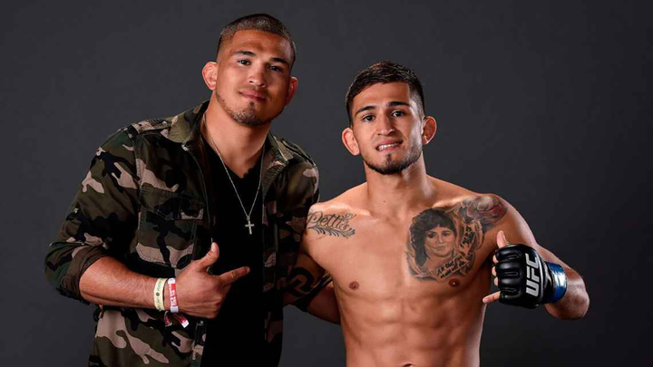 Anthony (bên trái, vô địch hạng nhẹ UFC năm 2013) và Sergio Pettis (bên phải, vô địch hạng gà Bellator năm 2021)