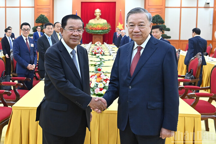 Tổng Bí thư Tô Lâm gặp Chủ tịch Đảng Nhân dân Campuchia Hun Sen. (Ảnh: Báo Nhân dân)