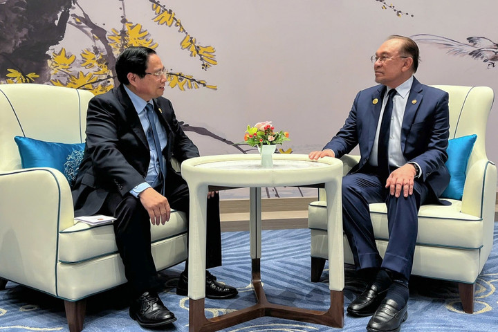 Thủ tướng Chính phủ Phạm Minh Chính gặp Thủ tướng Malaysia Ibrahim Anwar. (Ảnh: VGP/Nhật Bắc)