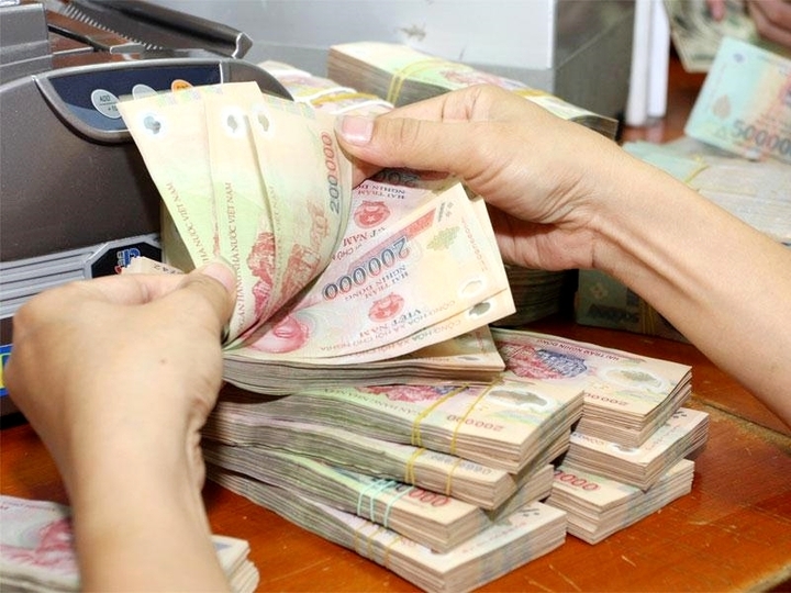 Nhiều ngân hàng tặng quà trị giá cả trăm nghìn cho người dân dịp lễ 2/9. (Ảnh: Đại Việt)