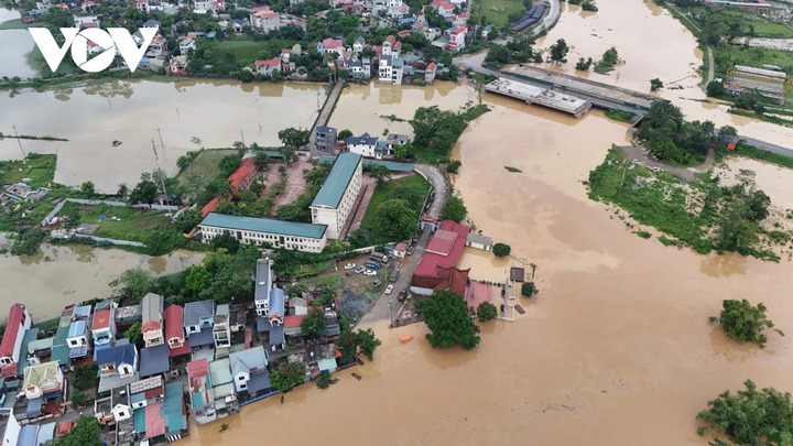 Mực nước sông Bùi, sông Tích đi qua địa bàn Hà Nội dâng cao đã tràn qua đê Bùi 2 ở xã Xuân Mai (xã Nam Phương Tiến, huyện Chương Mỹ cũ). Nước tràn vào đồng ruộng, khu dân cư của các thôn Nam Hài, Nhân Lý, Hạnh Bồ, Tiến Tiên. Mực nước sông Bùi, sông Tích đi qua địa bàn Hà Nội dâng cao đã tràn qua đê Bùi 2 ở xã Xuân Mai (xã Nam Phương Tiến, huyện Chương Mỹ cũ). Nước tràn vào đồng ruộng, khu dân cư của các thôn Nam Hài, Nhân Lý, Hạnh Bồ, Tiến Tiên.