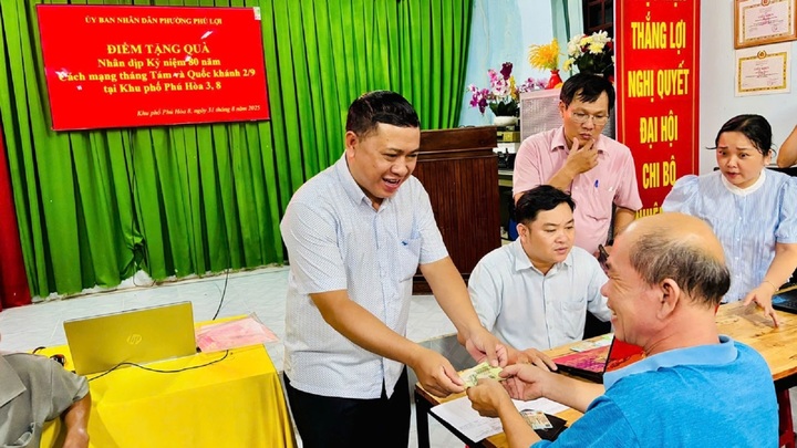Nhiều địa phương tặng quà người dân. (Ảnh: VOV).