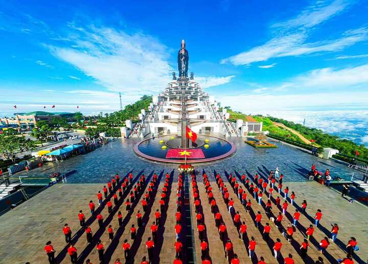 Sáng 2/9, trên đỉnh núi Bà Đen diễn ra lễ thượng cờ thiêng liêng, để du khách cùng hướng về Tổ quốc trong ngày hội non sông. Nhân kỷ niệm 80 năm Quốc khánh, 800 du khách đến sớm nhất được tặng áo cờ đỏ sao vàng và hòa mình vào khoảnh khắc đặc biệt đầy tự hào này.