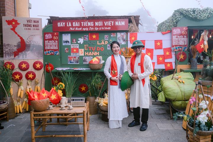 Du khách hào hứng check-in tại không gian chợ mộc mạc, gợi nhớ những phiên chợ quê Nam Bộ xưa và tái hiện niềm vui chiến thắng của dân tộc. Các gian hàng được lợp bằng lá tranh, gỗ đước, mê bồ… và phủ sắc đỏ rực rỡ của cờ hoa, do chính tập thể cán bộ, nhân viên Sun World BaDen Mountain kỳ công trang trí.