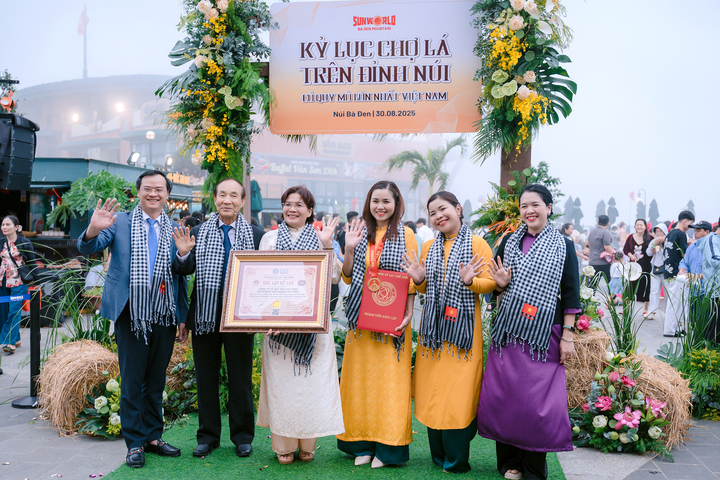 Điểm nhấn đặc sắc nhất là “Chợ Lá” quy mô lớn chưa từng có, vừa được Tổ chức Kỷ lục Việt Nam công nhận là “Chợ Lá trên đỉnh núi lớn nhất Việt Nam”. Diễn ra xuyên suốt từ 30/8 đến 2/9, chợ quy tụ hơn 30 gian hàng, giới thiệu đa dạng sản vật, tạo nên không gian lễ hội độc đáo trên đỉnh núi.