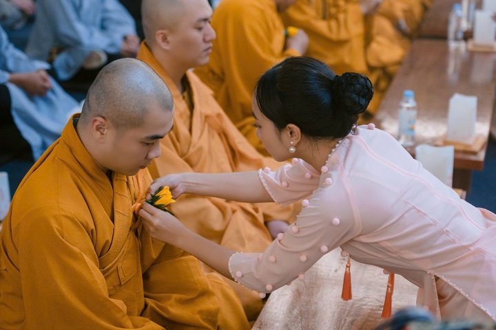 Dịp lễ Quốc khánh năm nay cũng trùng với mùa Vu Lan báo hiếu. Vào ngày 31/8, núi Bà Đen diễn ra rất nhiều hoạt động trang trọng và ý nghĩa để Phật tử cùng du khách thực hành hạnh nguyện tri ân báo hiếu đến các bậc sinh thành như tụng niệm nguyện cầu quốc thái dân an, nghi lễ cài hoa lên ngực áo, biểu diễn nghệ thuật…