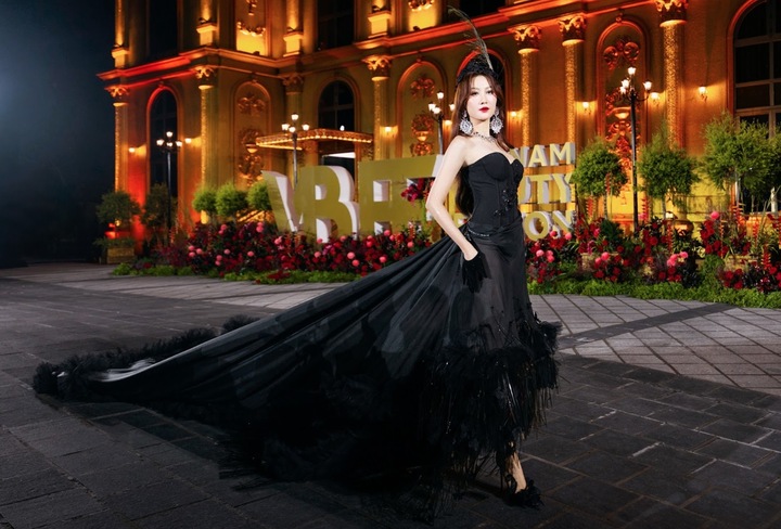 Đảm nhận vai trò mở màn, hoa hậu Võ Lê Quế Anh diện thiết kế lấy cảm hứng từ màu đen huyền ảo của màn đêm bí ẩn. Bộ trang phục được xử lý đặc biệt, tạo hiệu ứng khi di chuyển ở chân váy độc đáo và phần đuôi váy dài 5m.