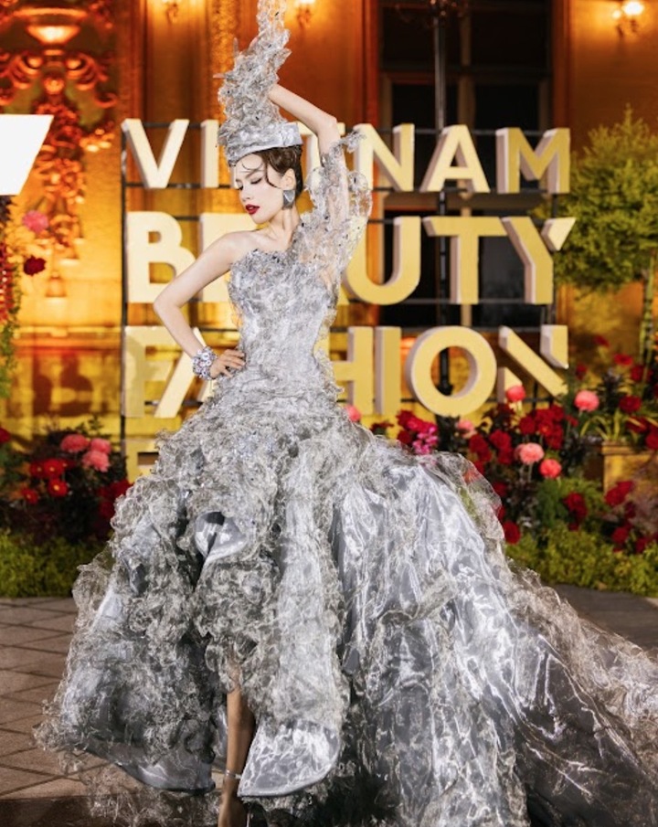 Vị trí vedette của BST lần này được giao cho hoa hậu Lê Hoàng Phương. Thiết kế đan xen giữa vải satin và lưới kim loại tạo nên hiệu ứng thị giác độc đáo.