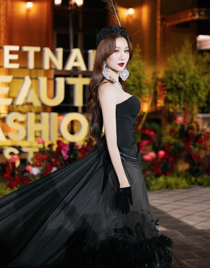Diện trang phục khá khó song Miss Grand Vietnam 2024 vẫn sang trọng, quyến rũ với những bước catwalk uyển chuyển.