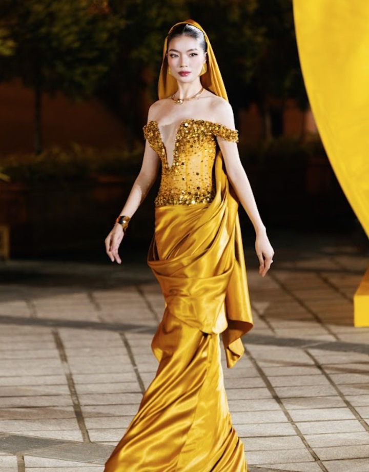 Á hậu Lâm Bích Tuyền diện đầm khoe khéo phần vai trần quyến rũ. Đặc biệt, chiếc đầm được đính kết bởi hàng nghìn hạt cườm cùng những chi tiết hoa được cắt laser, tạo khối 3D tạo sự nổi bật giữa đám đông.