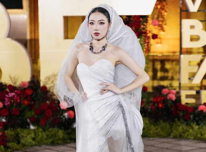 Hiệu ứng xuyên thấu được tận dụng triệt để trên những thiết kế dạ hội nhằm giúp các người đẹp bước đi trông nhẹ nhàng hơn và mang đến ra sự mờ ảo khi phối đắp nhiều tầng vải.