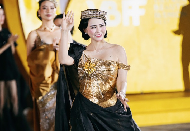 Thông qua những tầng màu sắc được sử dụng, NTK muốn mang đến một tuyên ngôn thời trang cho phái đẹp: "Mỗi người phụ nữ đều là một ngôi sao lấp lánh”.