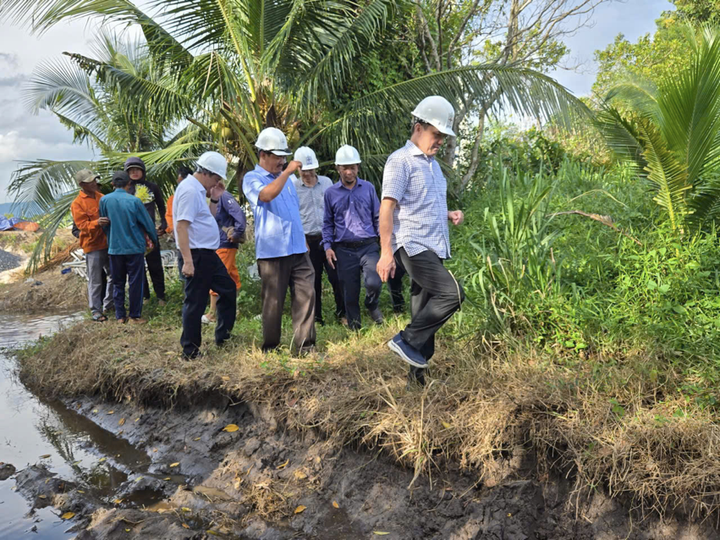Tổng giám đốc EVNSPC Nguyễn Phước Đức (đi đầu) kiểm tra công tác thi công và động viên người lao động làm việc xuyên lễ tại Công trình Đường dây 110kV Tân Thành - Trạm 220kV Hàm Tân 2, tỉnh Lâm Đồng.