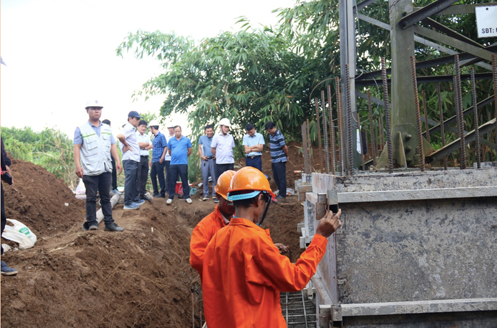 Công trình “Phân pha dây 2xACSR 240mm2 đường dây 110kV 172 Trị An –171 Thạnh Phú” tỉnh Đồng Nai đang khẩn trương thi công xuyên lễ