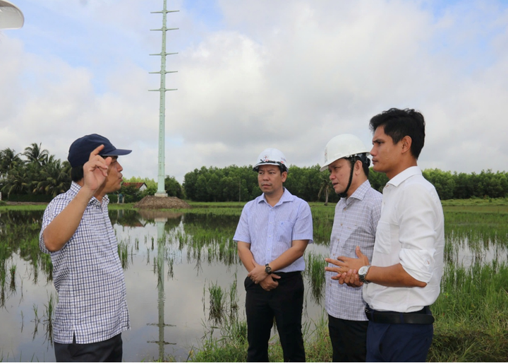 Ông Trương Đình Quốc - Giám đốc PC Đồng Nai và đại diện đơn vị thi công báo cáo Tổng giám đốc EVN SPC về tiến độ thi công công trình nhánh rẽ đấu nối TBA 110kV công nghệ cao