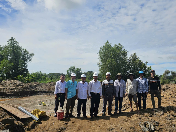 Thành viên HĐTV EVNSPC Lê Hoàng Oanh (thứ 4 bên trái qua) thăm hỏi lực lượng thi công công trình Trạm Thành Công 2, tỉnh Tây Ninh ngày 1/9/2025.