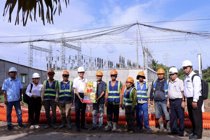 Thành viên HĐTV EVNSPC Lê Xuân Hải (thứ 5 từ trái qua) đến thăm hỏi, kiểm tra ĐD trạm biến áp 110kV Phú Thuận, 110kV Ba Tri - Bình Thạnh, tỉnh Vĩnh Long (Ảnh: PCVL)