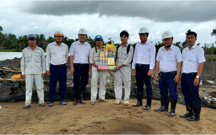 Phó Tổng Giám đốc Lâm Xuân Tuấn (thứ 3 bên trái qua) kiểm tra tiến độ, tặng quà nhà thầu tại dự án TBA 110kV Ngan Dừa, tỉnh Cà Mau (ảnh: PCCM)