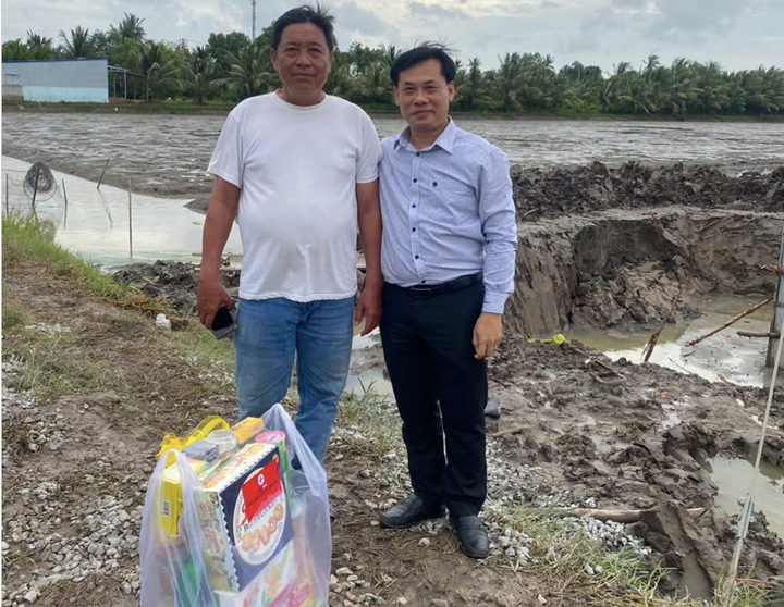 Phó Tổng giám đốc Hứa Thanh Nhàn (phải) tặng quà anh Nguyễn Chí Tâm - Chỉ huy trưởng công trình “Phân pha dây dẫn ĐZ110kV từ 171 Minh Phong – 171 An Biên” Công ty CP XDTM Sang Phương Nam