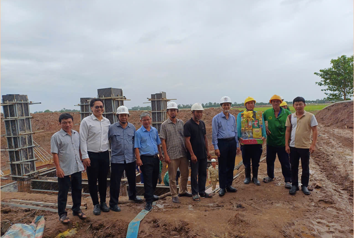 Thành viên HĐTV Bành Đức Hoài (thứ 4 từ phải qua) thăm và tặng quà người lao động làm việc xuyên lễ tại tỉnh Đồng Tháp