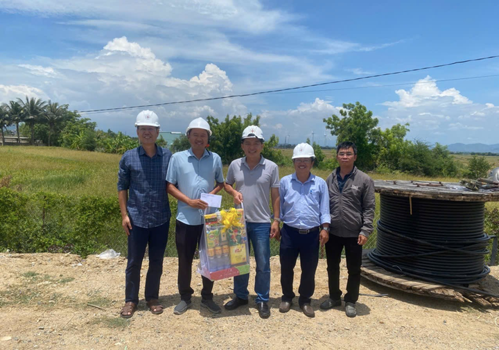 Phó Tổng Giám đốc Đào Hòa Bình (thứ 3 từ trái qua) thăm công trường thi công xuyên lễ dự án KFW tại tỉnh Ninh Thuận cũ