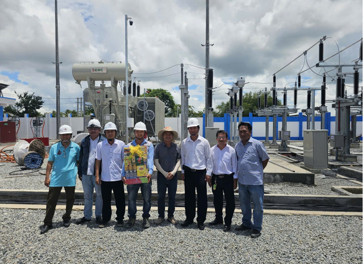 Thành viên HĐTV EVNSPC Lê Hoàng Oanh (thứ 3 bên phải qua) thăm hỏi lực lượng thi công công trình Trạm Thành Công 2, tỉnh Tây Ninh ngày 1/9/2025.