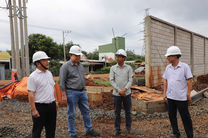 Phó Tổng Giám đốc Đoàn Đức Hưng (thứ 2 bên trái) công trường Trạm 110kV Phú Riềng và nhánh rẽ đấu nối trạm 110kV Phú Riềng tỉnh Đồng Nai