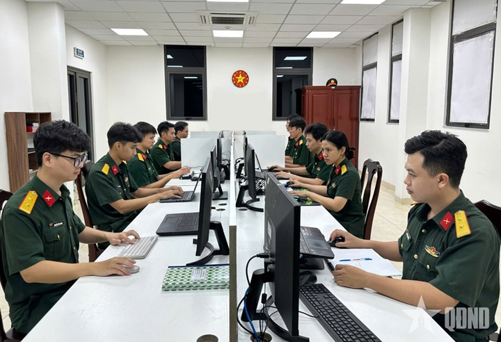 Cán bộ Bộ Tư lệnh Tác chiến không gian mạng (Bộ Quốc phòng). (Ảnh: Báo Quân đội Nhân dân)