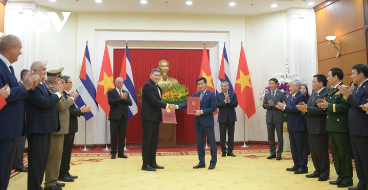 Hai nhà lãnh đạo chứng kiến trao biên bản hợp tác giữa các bộ ngành địa phương. 2 nước