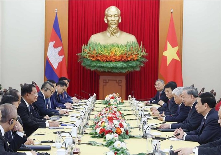 Hai nhà lãnh đạo đánh giá cao sự phát triển tốt đẹp của quan hệ hai nước thời gian qua trên tất cả các lĩnh vực và nhất trí triển khai hiệu quả kết luận của các cuộc gặp cấp cao trên cũng như kết quả cuộc điện đàm giữa Tổng Bí thư Tô Lâm và Chủ tịch Hun Sen ngày 14/8 vừa qua (Ảnh: TTXVN)