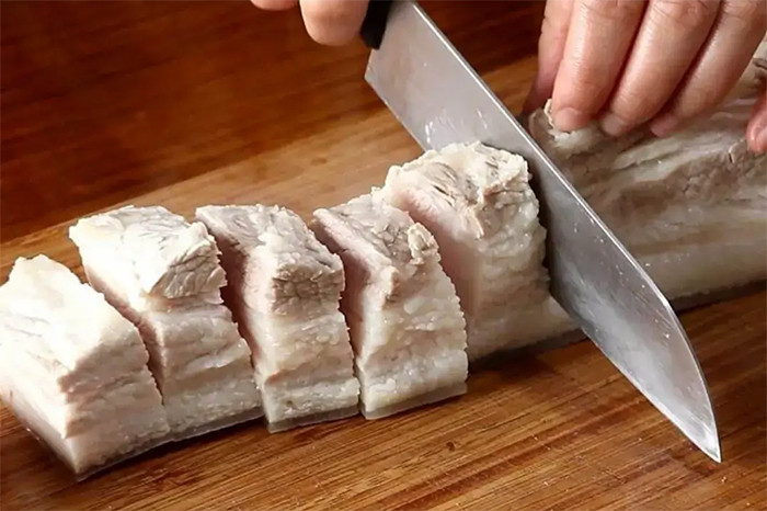 Chọn loại thịt ba chỉ ckhông quá nhiều mỡ. (Ảnh: Sohu)