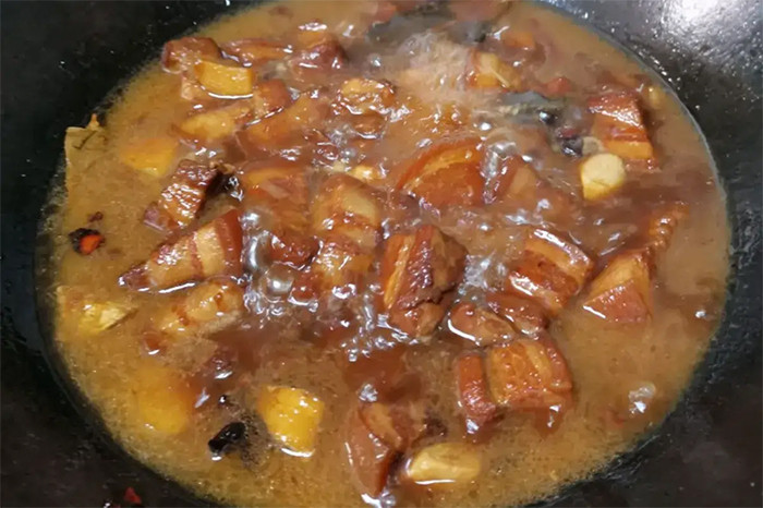 Luôn cho đủ nước trong quá trình hầm thịt để đảm bảo độ mềm dẻo của thịt. (Ảnh: Sohu)