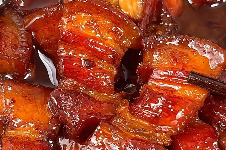 Món thịt kho ngon phải đủ yếu tố mềm, trong, màu sắc hấp dẫn. (Ảnh: Sohu)