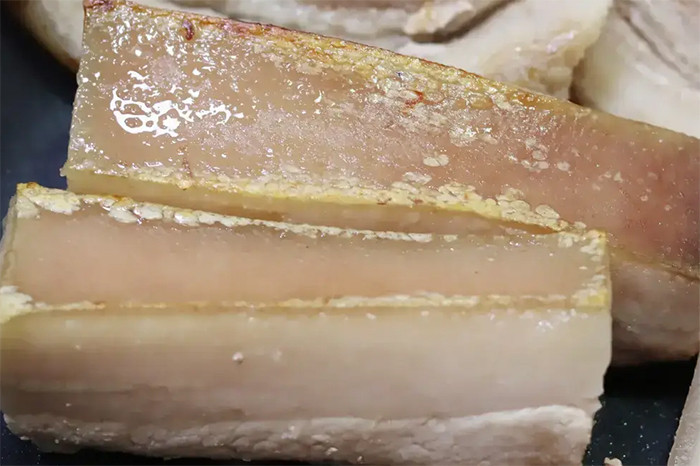 Làm sém bì trước khi chế biến giúp khử mùi hoi và tăng độ dẻo của bì. (Ảnh: Sohu)