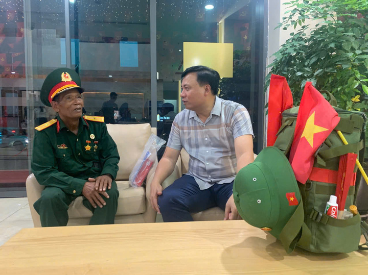 Lãnh đạo Công an Hà Nội gặp gỡ, trò chuyện, động viên ông Phan Văn Minh.