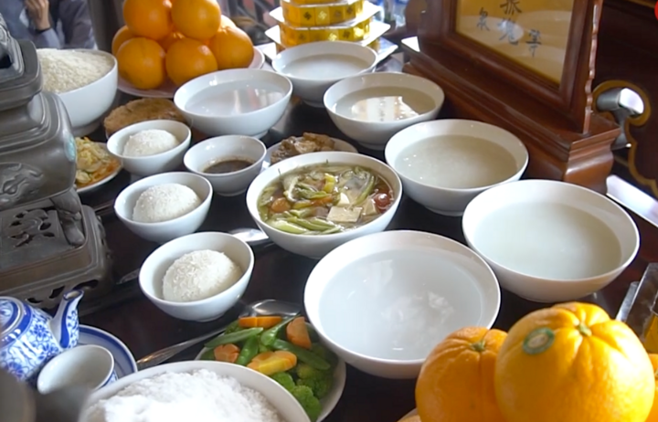 Mỗi mùa Rằm tháng 7, người Việt lại bày mâm cúng cô hồn với hương hoa, bánh trái và bát cháo trắng.