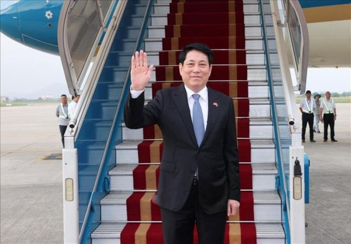 Chủ tịch nước Lương Cường lên đường tham dự Lễ kỷ niệm 80 năm chiến thắng phát xít của nhân dân thế giới và làm việc tại Trung Quốc. (Ảnh: TTXVN)