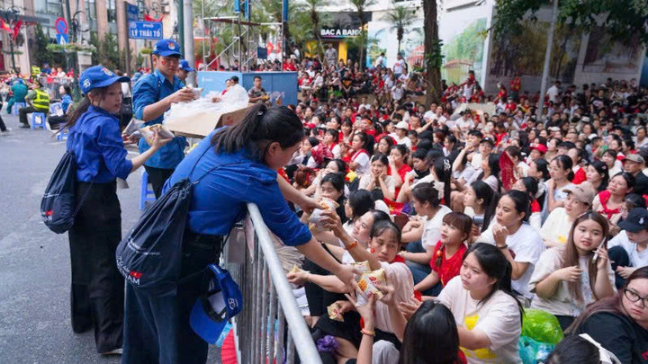 Nhân dân phấn khởi khi về Hà Nội đón Quốc khánh.