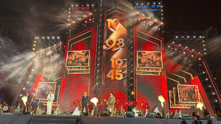 Các hoạt động văn hoá, nghệ thuật góp phần thu hút người dân đến với Hà Nội.