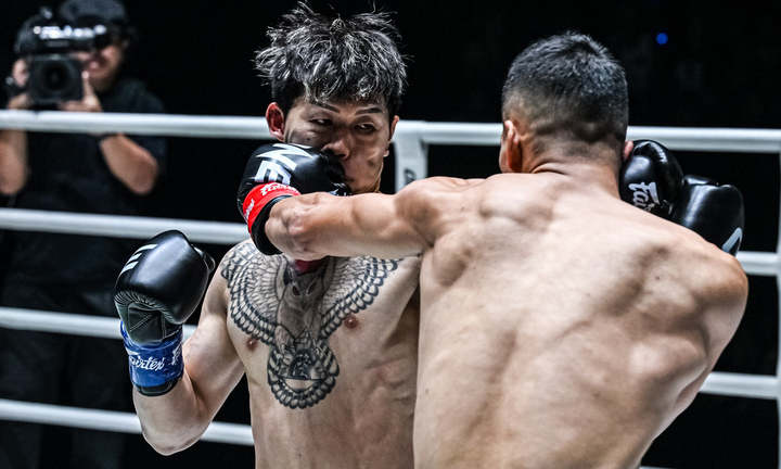 Võ sĩ nổi tiếng Nhật Bản Nadaka Yoshinari đánh bại đối thủ Hamada Azmani dù cú ra đòn của anh không trúng đích.