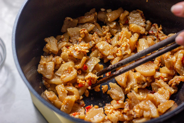 Những miếng tóp mỡ vàng giòn, phủ lớp mắm tỏi mặn ngọt, thơm nức mũi, khiến ai nhìn cũng phải “ứa nước miếng”. (Ảnh: Pinterest)