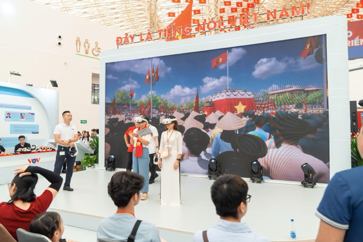 Các bạn trẻ trải nghiệm công nghệ AR/VR, tài hiện thời khắc lịch sử Bác Hồ đọc Bản Tuyên ngôn độc lập 1945